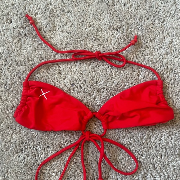 BoutineLa red top - Picture 2 of 3